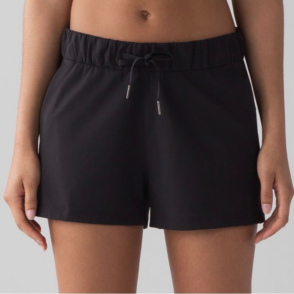 Lululemon On The Fly Short *Woven *2.5" Black (First Release) Size 6